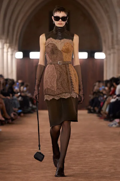 Look 18